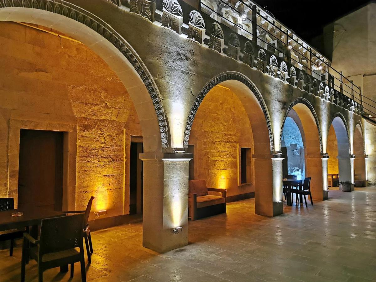 גורמה Falcon Cave Suites מראה חיצוני תמונה