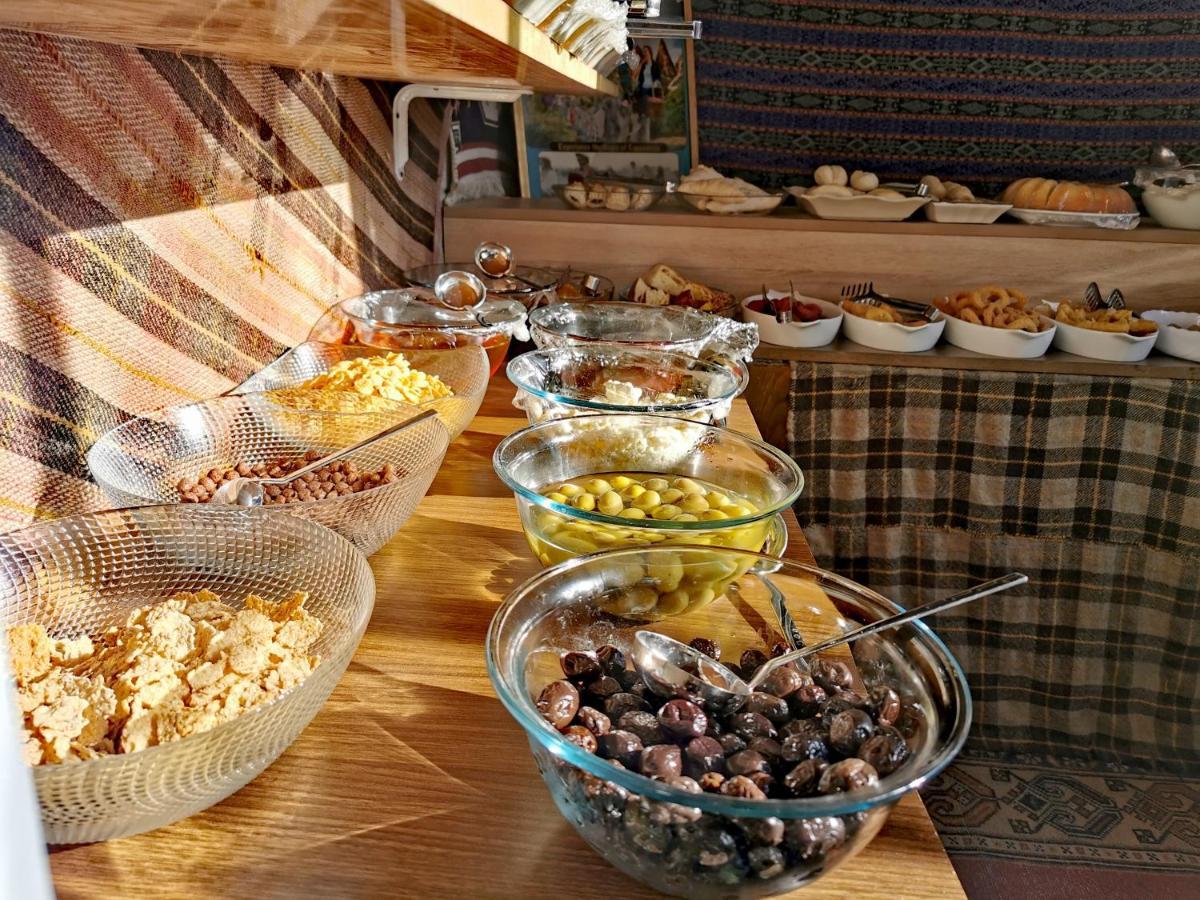 גורמה Falcon Cave Suites מראה חיצוני תמונה