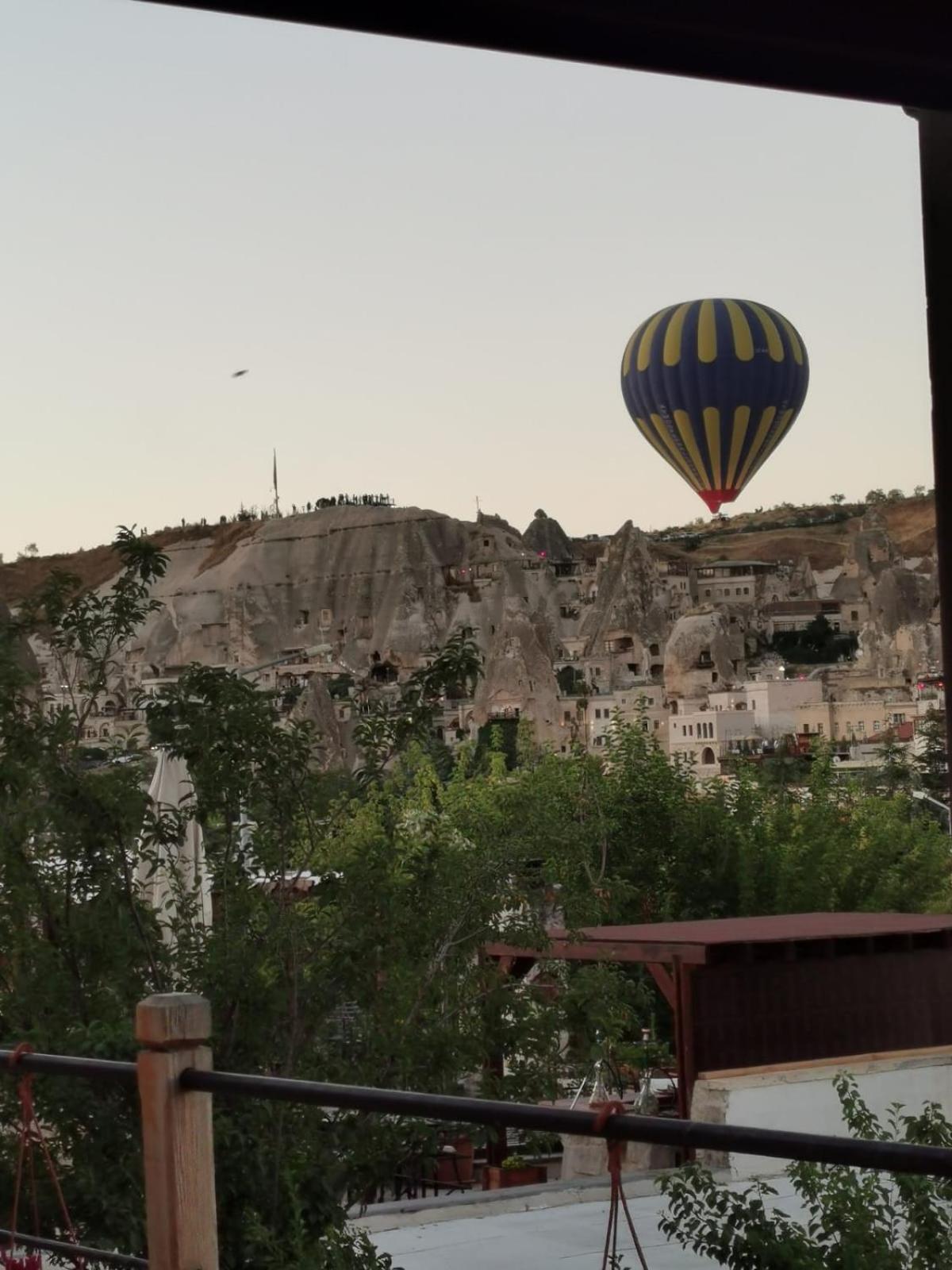 גורמה Falcon Cave Suites מראה חיצוני תמונה