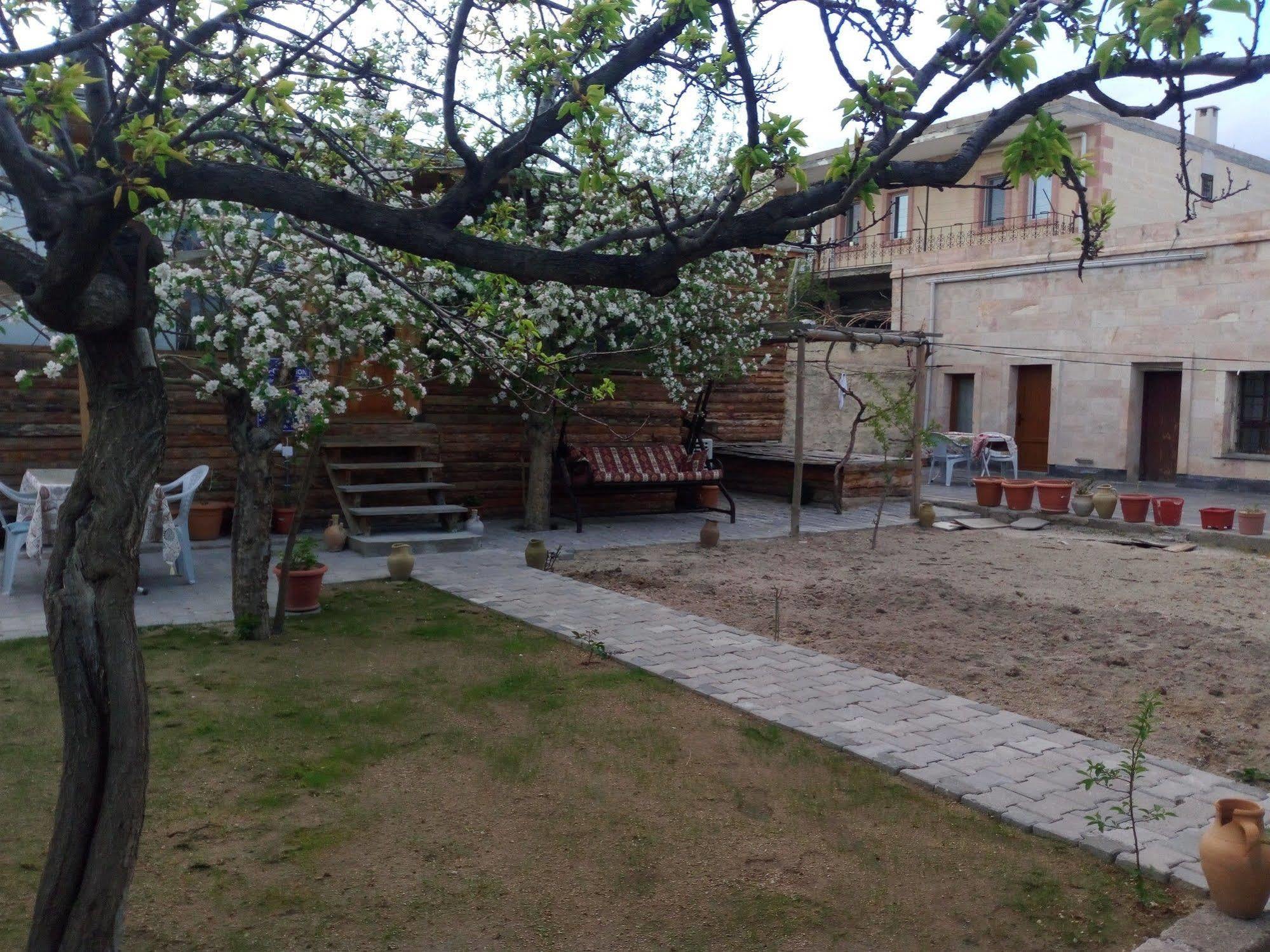 גורמה Falcon Cave Suites מראה חיצוני תמונה