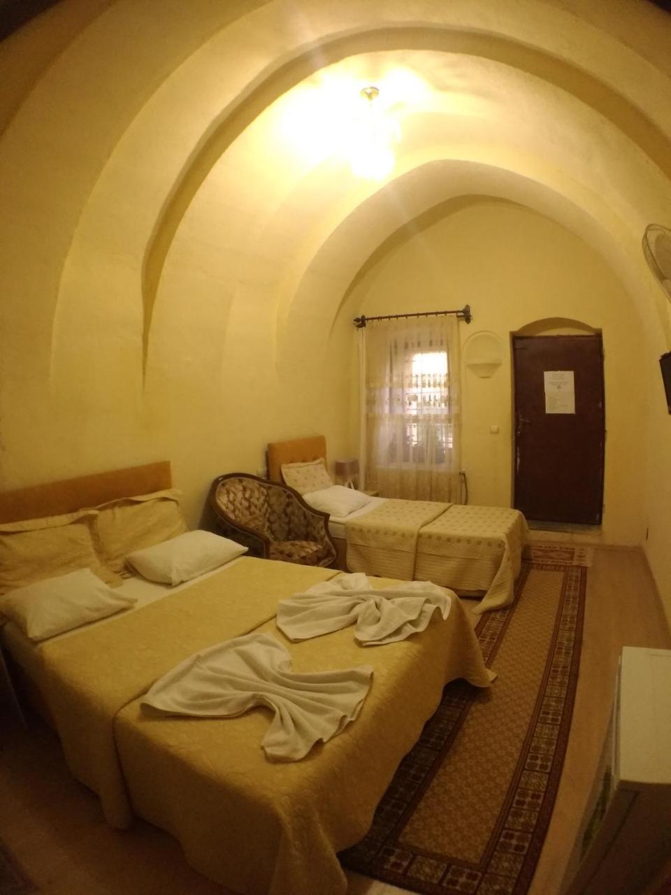גורמה Falcon Cave Suites מראה חיצוני תמונה