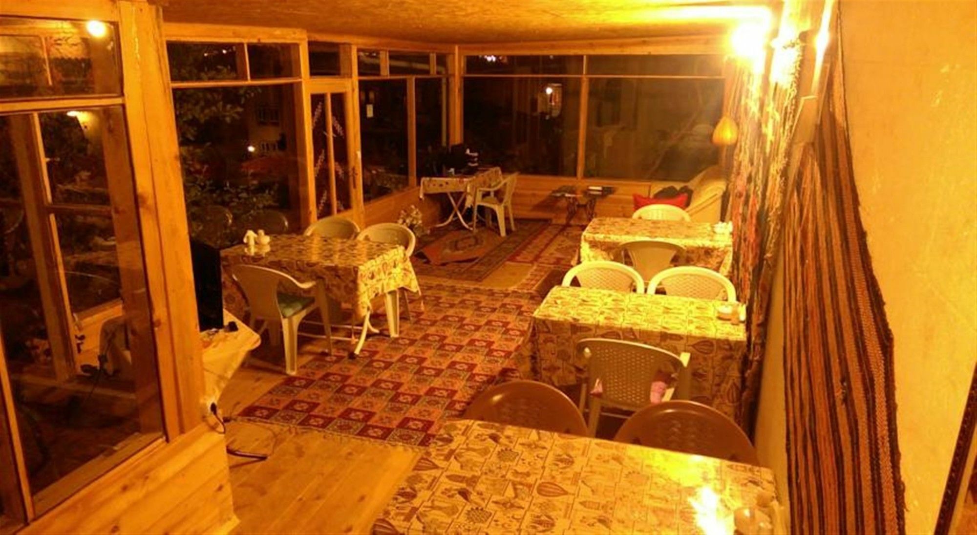 גורמה Falcon Cave Suites מראה חיצוני תמונה